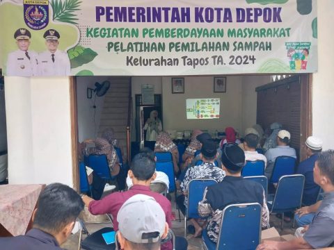 DLHK Kota Depk memberikan Pelatihan Pemilahan Sampah kepada warga Tapos di Kantor Sementara Kelurahan Tapos.