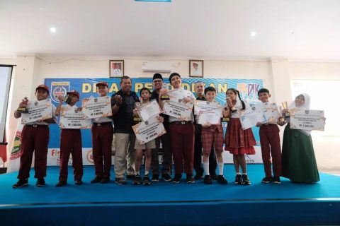 Kabid Pembinaan SD Disdik Kota Depok, Wawang Buang (ke-empat dari kiri), foto bersama pemenang lomba.