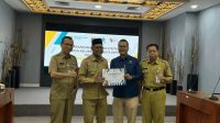 Kepala BPS Kota Depok Agus Marzuki Prihantoro (kedua dari kanan) didampingi Wakil Wali Kota Depok Imam Budi Hartono (kedua dari kiri) disela kegiatan pencanangan program Desa Cinta Statistik (Desa Cantik) di Ruang Edelweis.