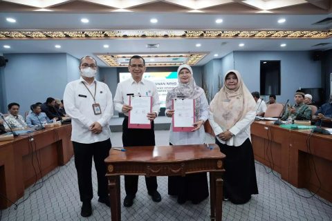 Ketua PMI Kota Depok Dudi Mi'raz (kedua dari kiri) usai melakukan penandatanganan NPHD tahun anggaran 2024.