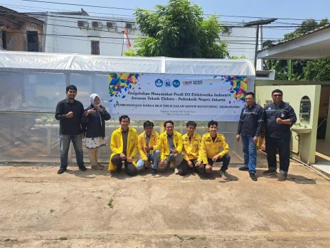 Civitas PNJ foto bersama di depan kebun hidroponik berteknologi otomasi di Posyandu Sejahtera RW 03, Beji Timur.