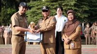 Wali Kota Depok, Mohammad Idris menyerahkan Piagam Penghargaan Universal Health Coverage (UHC) Kategori Pratama kepada perwakilan Dinas Kesehatan (Dinkes) Kota Depok.