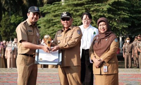 Wali Kota Depok, Mohammad Idris menyerahkan Piagam Penghargaan Universal Health Coverage (UHC) Kategori Pratama kepada perwakilan Dinas Kesehatan (Dinkes) Kota Depok.