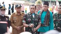 Pangdam Jaya Mayjen TNI Mohamad Hasan menghadiri panen perdana di lahan Urban Farming.