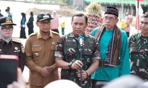 Pangdam Jaya Mayjen TNI Mohamad Hasan menghadiri panen perdana di lahan Urban Farming.