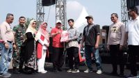 Wali Kota Depok Serahkan Bendera Merah Putih ke Perwakilan Masyarakat