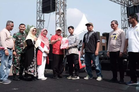 Wali Kota Depok Serahkan Bendera Merah Putih ke Perwakilan Masyarakat