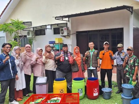 Koordinator Pengangkutan sampah Kecamatan Beji, Wahyu Ramadhani (tengah) bersama perwakilan peserta, usai kegiatan sosialisasi pemilahan sampah di Kantor Kelurahan Beji Timur. (dok.UPS Beji)