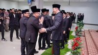 Menteri ATR/BPN RI, Agus Harimurti Yudhoyono bersama Kepala BPN Palangkaraya yang sebelumnya Kepala BPN Depok, Indra Gunawan pada Pelantikan dan Pengambilan Sumpah Jabatan di Gedung Pusat Pengembangan Sumber Daya Manusia Kementerian ATR/BPN, Bogor, Rabu (18/09/24). (dok. BPN Depok)