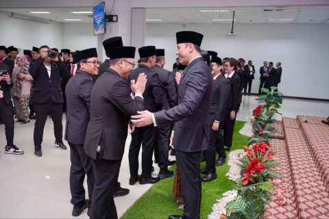 Menteri ATR/BPN RI, Agus Harimurti Yudhoyono bersama Kepala BPN Palangkaraya yang sebelumnya Kepala BPN Depok, Indra Gunawan pada Pelantikan dan Pengambilan Sumpah Jabatan di Gedung Pusat Pengembangan Sumber Daya Manusia Kementerian ATR/BPN, Bogor, Rabu (18/09/24). (dok. BPN Depok)