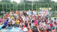 Bunda Forum Anak Kota Depok Elly Farida bersama peserta dan Foracin lomba mewarnai di Taman Pondok Cina (Pocin) Kecamatan Beji. (dok.EVD01)