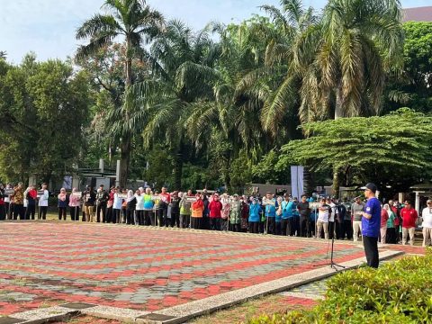 Kepala Diskarpus Kota Depok, Utang Wardaya menjadi pembina apel pagi ASN Pemkot Depok.