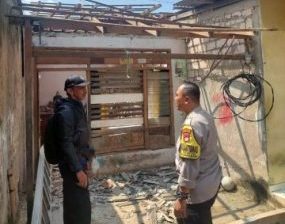 Kepala Bidang Perumahan Disrumkim Kota Depok, Refliyanto (kiri) melakukan monitoring rumah terdampak sosial di Kelurahan Serua, Kecamatan Bojongsari, belum lama ini. (dok.Disrumkim)