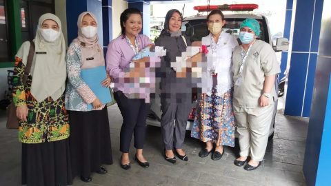 DP3AP2KB Kota Depok bersama Polres Metro Depok dan tenaga medis di RSUD Mampang Jakarta Selatan saat melakukan penanganan cepat terhadap dua bayi korban dugaan TPPO. ( dok. DP3AP2KB Kota Depok).