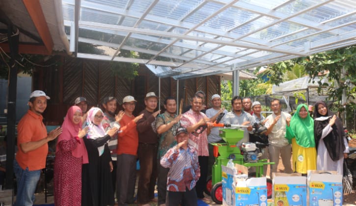 HBS DU Anggota DPRD Kota Depok dari Fraksi Partai Keadilan Sejahtera (PKS), H. Bambang Sutopo serahkan bantuan berupa mesin cooper dan dua sprayer kepada petani KOMPOS.