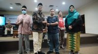 Wakil Wali Kota Depok Imam Budi Hartono saat menyerahkan bantuan kepada PPKS di acara Pembinaan dan Bimbingan Fisik, Mental, Spiritual dan Sosial Bagi PPKM yang digelar Dinas Sosial Kota Depok.