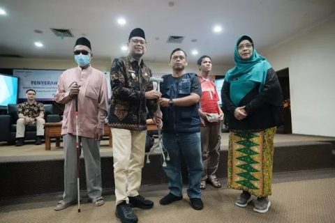 Wakil Wali Kota Depok Imam Budi Hartono saat menyerahkan bantuan kepada PPKS di acara Pembinaan dan Bimbingan Fisik, Mental, Spiritual dan Sosial Bagi PPKM yang digelar Dinas Sosial Kota Depok.