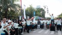 Wakil Wali Kota Depok Imam Budi Hartono melepas peserta fun walk dalam rangka Hari Pelanggan Nasional Tahun 2024 yang diselenggarakan PDAM Tirta Asasta.