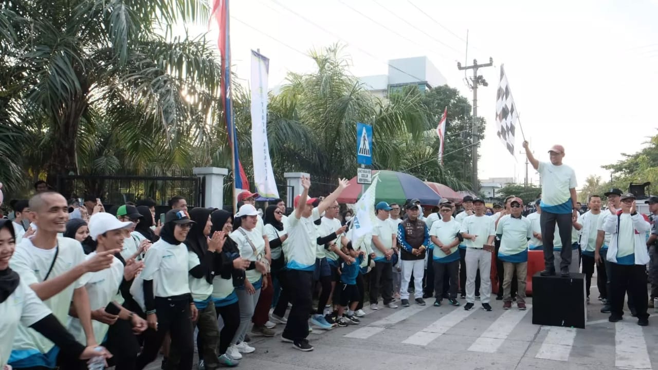 Wakil Wali Kota Depok Imam Budi Hartono melepas peserta fun walk dalam rangka Hari Pelanggan Nasional Tahun 2024 yang diselenggarakan PDAM Tirta Asasta.