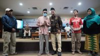 Wakil Wali Kota Depok Imam Budi Hartono (tengah) saat menyerahkan alat bantu tongkat kepada penyandang disabilitas.