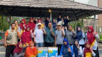 Anggota DPRD Depok, H.Bambang Sutopo (HBS) usai menyerahkan bantuan sprayer.