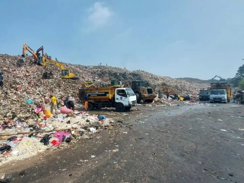 Proses penataan sampah di TPA Cipayung.