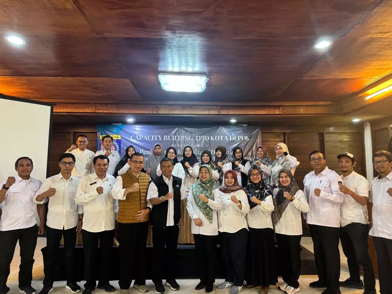 Anggota TPID Kota Depok bersama narasumber pada acara Capacity Building. (dok.TPID Kota Depok).