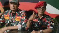 Ketua Laskar Merah Putih Indonesia Depok, Oktovianus Buce Hungan (kiri)