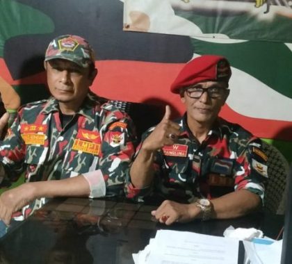 Ketua Laskar Merah Putih Indonesia Depok, Oktovianus Buce Hungan (kiri)