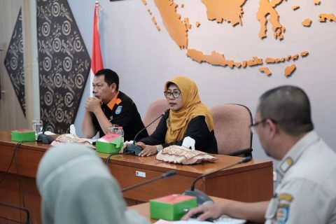 Pj Sekda Kota Depok Nina Suzana memimpin rapat koordinasi penyelesaian pencemaran lingkungan Situ Bahar. (dok. Diskominfo Depok).