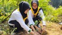 Aksi tanam pohon yang dilakukan Palang Merah Remaja (PMR) pada Peringatan HUT Ke-79 PMI Tingkat Kota Depok di bantaran Sungai Ciliwung. (dok.PMI)