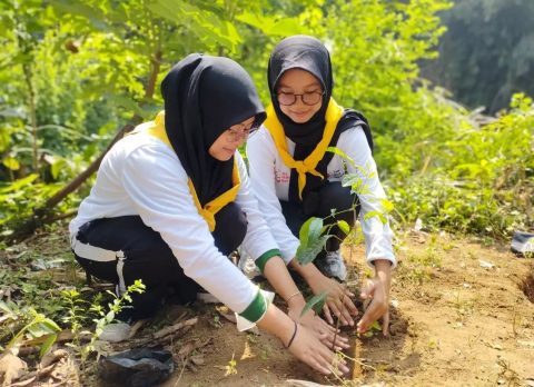 Aksi tanam pohon yang dilakukan Palang Merah Remaja (PMR) pada Peringatan HUT Ke-79 PMI Tingkat Kota Depok di bantaran Sungai Ciliwung. (dok.PMI)