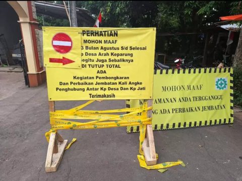 Pemberitahuan penutupan Jembatan Angke V Kelurahan Dumek. (dok. Diskominfo Depok)