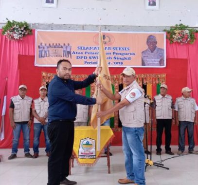 Sektretaris DPW SWI Aceh serahkan bendera pataka kepada Ketua SWI Aceh Singkil saat pelantikan