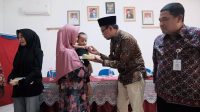 Wakil Wali Kota Depok, Imam Budi Hartono (kedua dari kanan) saat meninjau pelaksanaan pendistribusian pangan lokal bergizi