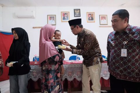 Wakil Wali Kota Depok, Imam Budi Hartono (kedua dari kanan) saat meninjau pelaksanaan pendistribusian pangan lokal bergizi