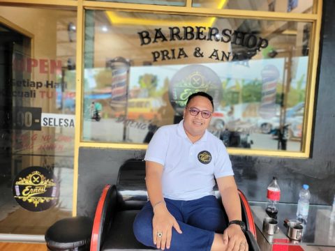 Pemilik Ernest Barbershop Teguh Onoh