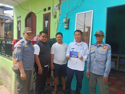 Lurah Cipayung Jaya, Zayadi (kedua dari kanan) bersama jajarannya di rumah milik penerima manfaat bantuan sosial RTLH. (dok. Kelurahan Cipayung Jaya.)