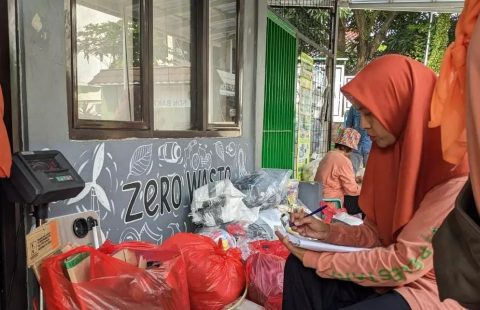 Kader Bank Sampah Annisa RW 19 Kelurahan Baktijaya Kecamatan Sukmajaya.