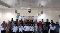 Aparatur Kelurahan Mampang. Camat Pancoran Mas, Zikri Dwi Darmawan bersama lurah, narasumber dan peserta pelatihan kemasan produk.