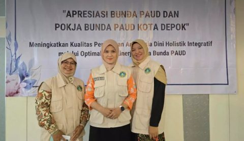 Bunda PAUD Kelurahan Tanah Baru Hilma Dewi Helmy (tengah) dalam kegiatan Lomba Apresiasi Bunda PAUD Kota Depok 2024, di Aula Teratai. (dok.Kelurahan Tanah Baru)