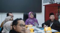 Pj.Sekda Kota Depok Nina Suzana (hijab ungu), kepala diskominfo sebelah kanan mengikuti Monitoring dan Evaluasi (Monev) Komisi Informasi Provinsi (KIP) Jawa Barat di Ruang D'Cor, Balai Kota Depok.