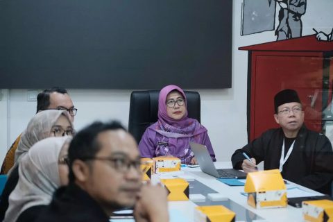 Pj.Sekda Kota Depok Nina Suzana (hijab ungu), kepala diskominfo sebelah kanan mengikuti Monitoring dan Evaluasi (Monev) Komisi Informasi Provinsi (KIP) Jawa Barat di Ruang D'Cor, Balai Kota Depok.