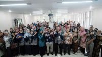 Pelaku UMKM mengikuti pelatihan pembuatan profil digital usaha yang diselenggarakan SKSG UI dan DKUM Kota Depok, di Gedung Balatkop.