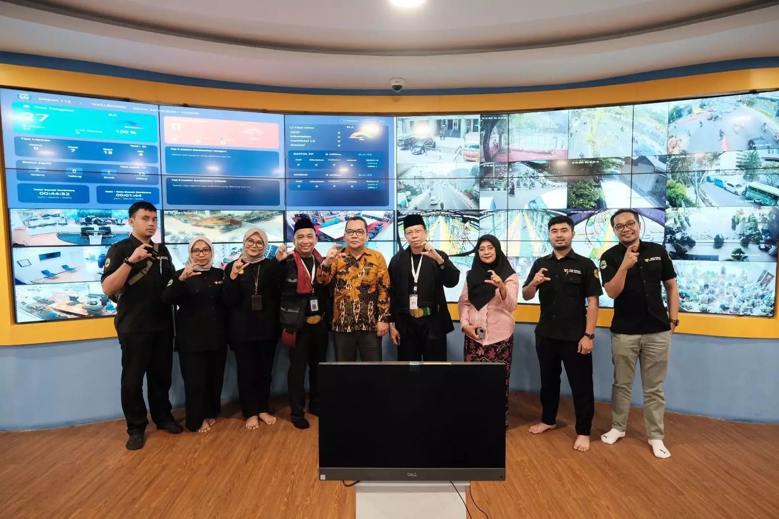 Ketua Tim Penilai Komisi Informasi Provinsi (KIP) Jawa Barat Mahi M. Hikmat (tengah baju batik) foto bersama jajaran Doskominfo Kota Depok, di ruang D'Cor, Balai Kota Depok.