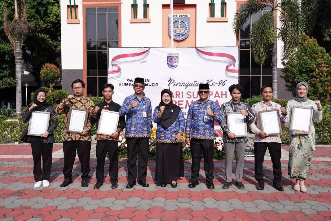 Pj Sekda Kota Depok, Nina Suzana, didampingi Asisten Ekonomi dan Pembangunan , Gandara Budiyana, serta Kadisporyata Kota Depok, Eko Herwiyanto menyerahkan penghargaan kepada Pemuda Pelopor Kota Depok yang berprestasi pada Peringatan Sumpah Pemuda ke-96 Tahun 2024.