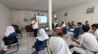 Kepala Pusat Kebijakan Sektor Keuangan (PKSK) Badan Keuangan Fiskal (BKF) Kemenkeu, Adi Budiarso memberikan materi kepada siswa Sekolah Karya Putra Bangsa, Kelurahan Cimpaeun.