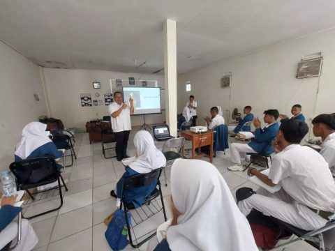 Kepala Pusat Kebijakan Sektor Keuangan (PKSK) Badan Keuangan Fiskal (BKF) Kemenkeu, Adi Budiarso memberikan materi kepada siswa Sekolah Karya Putra Bangsa, Kelurahan Cimpaeun.