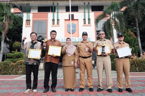 Penerima penghargaan saat apel pagi di Halaman Balai Kota Depok