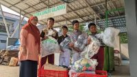 Para siswa SDN Baktijaya 1 saat menyetorkan sampah ke Bank Sampah Annisa